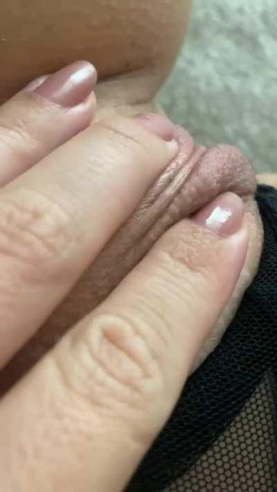 a close-up of my pussy that's all ready for you to eat up 🤤 free onlyfans below baby 💦