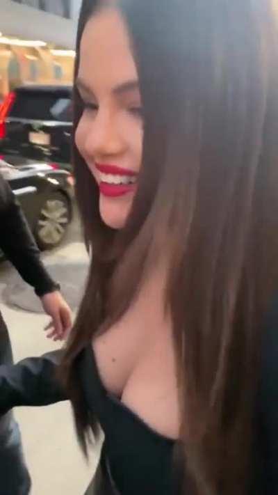 Selena Gomez beautiful face and hot cleavage 