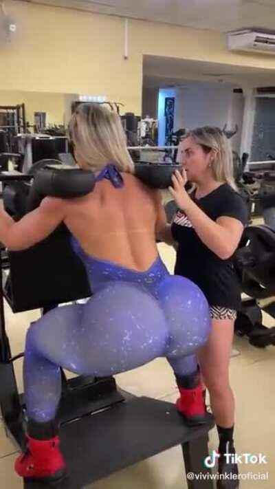 Vivi Winkler malhando até o c* fazer bico ;-)