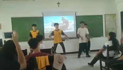 pov: biglaang show your talent sa room nyo 