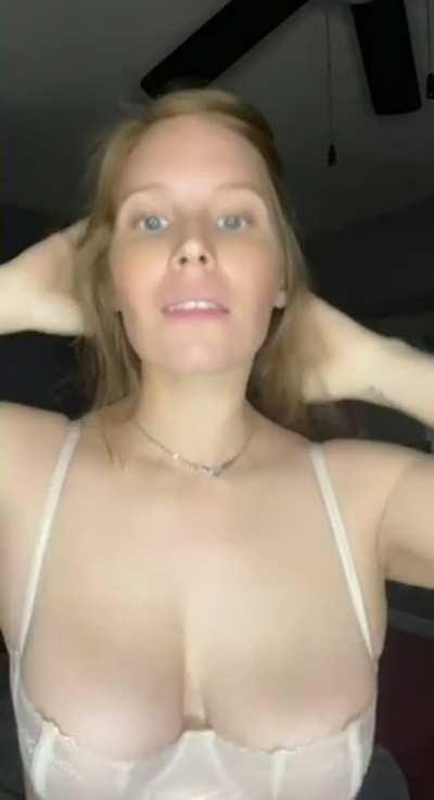 Spicy redhead with natural tits😜 Check out my only fans to see much more💋💋 link for 30% off in the comments