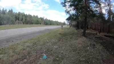 Intense footage of Ukrainian troops ambushing a Russian vehicle in the outskirts of Kreminna