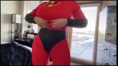 Big ass cosplayer 🥵 (no names! 😠)