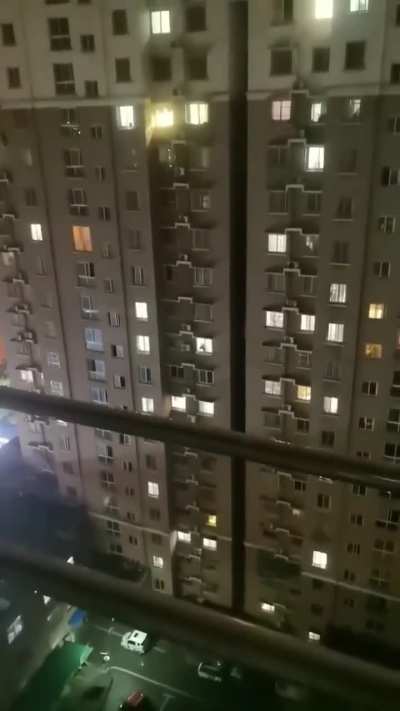 12月5日晚，安徽滁州。一男子在窗口大喊：“（XX）习近平，打倒反动警察，杀出一条血路来！杀出一条血路来！”