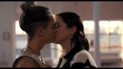 Cara Delevingne vs Selena Gomez