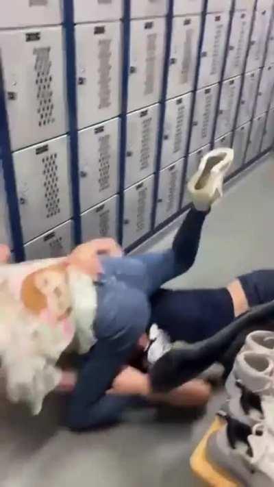 HOLY SHIT 😭😭😭 MOST BRUTAL GIRL FIGHT IVE EVER SEEN