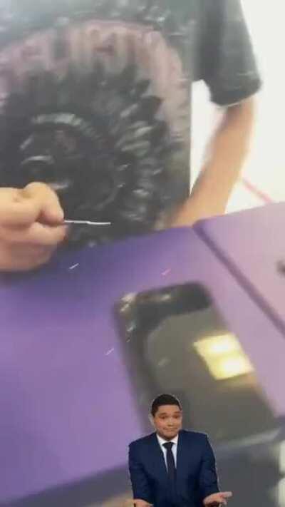 Tweaker dismantles his phone while accusing repair shop