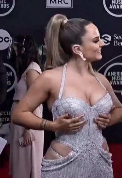 JoJo - Grabbing Two Handfuls Of Talent For The Fans