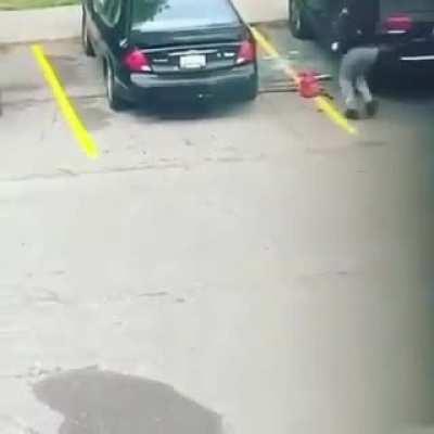 E essa mulher que levou um pé na bunda por causa desse carro e quis se vingar...