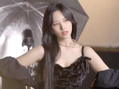 220727 - Mina and a black dress, what a deadly combo