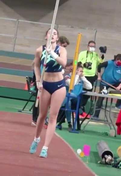 Pues no será gótica, pero de que es culona y le encanta el palo, no hay duda alguna...