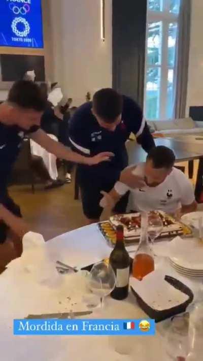 Andre-Pierre Gignac enseñándole al grupo francés tradiciones Mexicanas