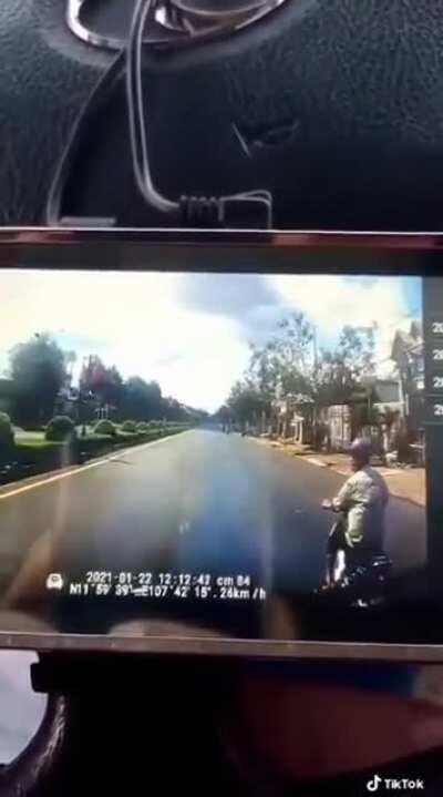 [Vietnam] He should have kept looking straight