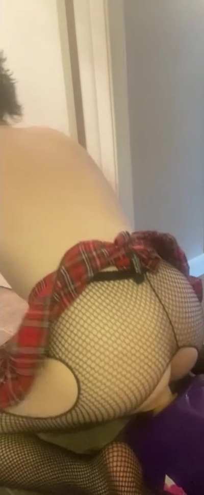 I just need some hands on my hips &amp;amp; spanks 🙈