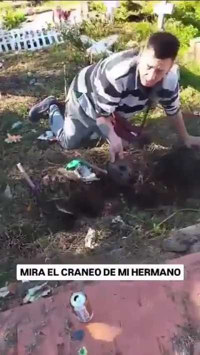 Horroroso: Vecino de Merlo denuncia que la tumba de su hermano fue descuidada al punto de estar expuesta al aire libre
