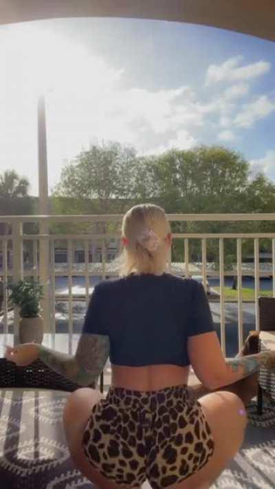 She Got Ass ... And She Knows How To Use It