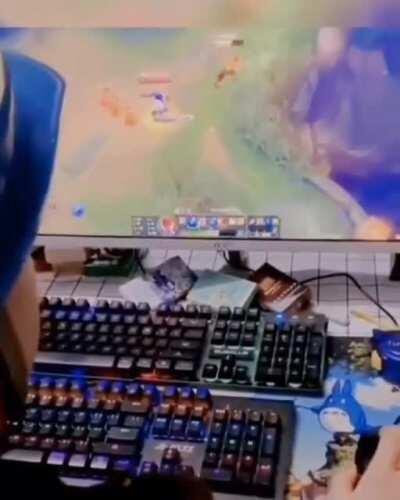 Jogadores de Lee Sin calculando suas jogadas: