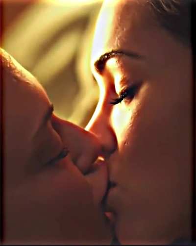 Amanda Seyfried and Megan Fox Kissing (Zoomed) *Enhanced*