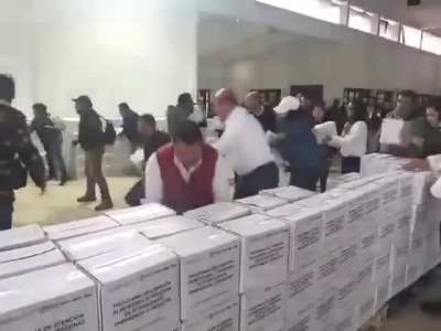 Otro montaje de MORENA, mueven cajas vacías de supuesta ayuda de un lado a otro para fingir que están haciendo algo, fíjense como las mueven hasta con una mano