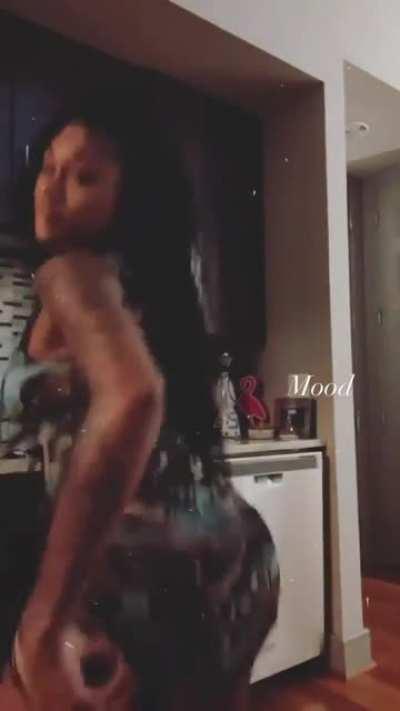 Jania shaking ass on her thot shit👅💦