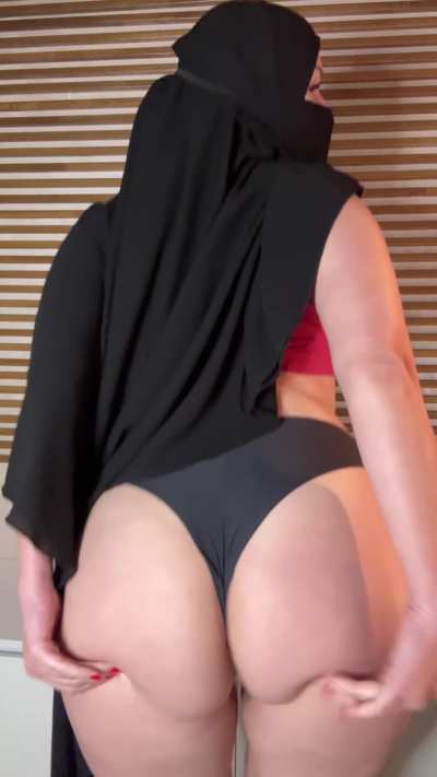 What a harem be without a beautiful butt?