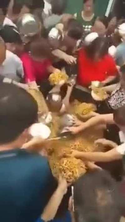 又是最经典的猪抢食环节..