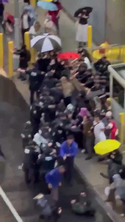 Anti-ICE protestors arrested in NYC after gathering at the courthouse following reports of migrants being detained by plain clothed officers