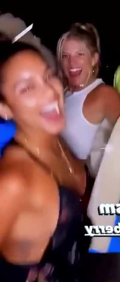 Tits n&rsquo; tongue