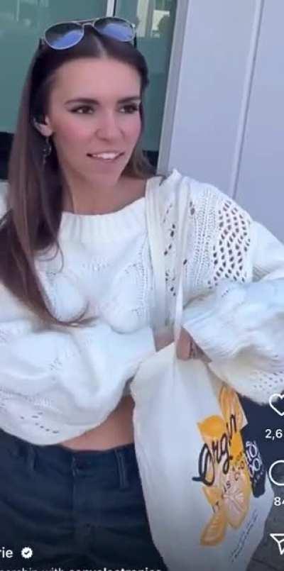 Love Amys sexy midriff and her hooded belly button