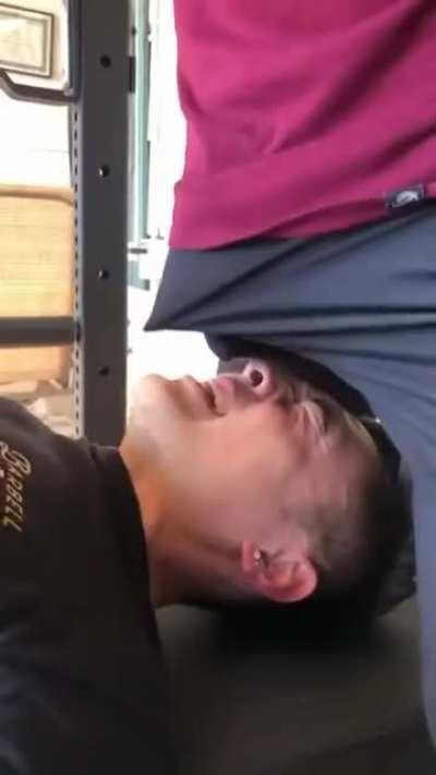 How to properly spot a gym bro