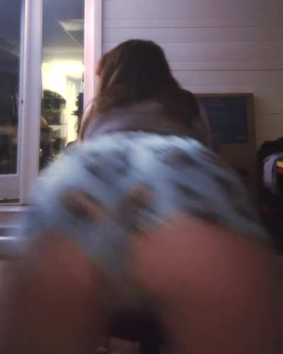 Hotwife shaking ass 🖤