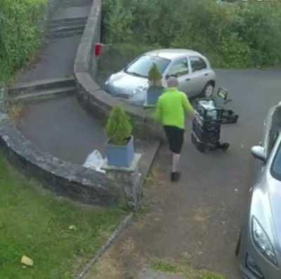 Deliveryman decided to just leave everything on the stairs