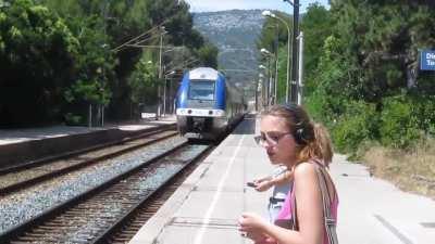 Прибытие поезда на вокзал города La Ciotat.