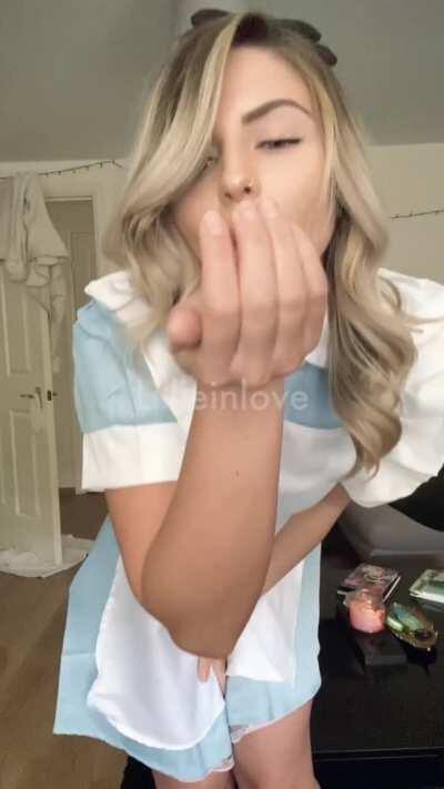 Alice in Wonderland, I found some magic dust.. wanna see what it does? 🤗💓