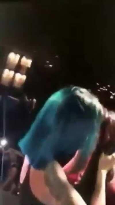 Tati Zaqui beijando fã