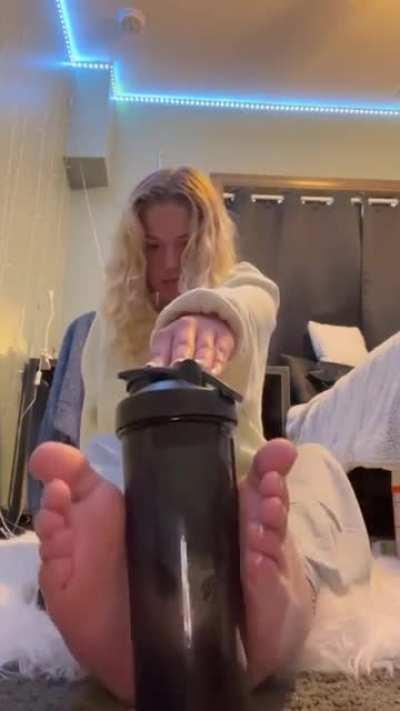 Danielle’s white toes 😍👣