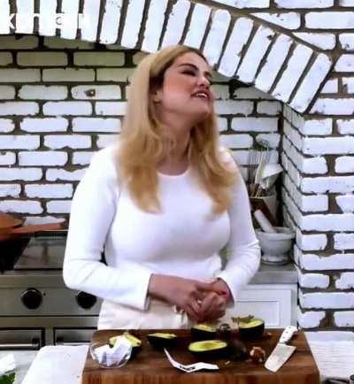 Selena Gomez is looking thicc