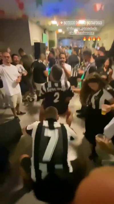 A torcida do botafogo ta como? Rebolando mais que muita dançarina aí