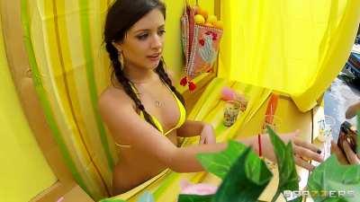 Jynx Takes A Facial And Mans The Lemonade Stand Right After