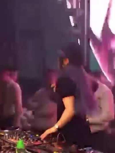 DJ Sonass promoting K/DA’s new EP (sorry for thr bad qualitea lol)