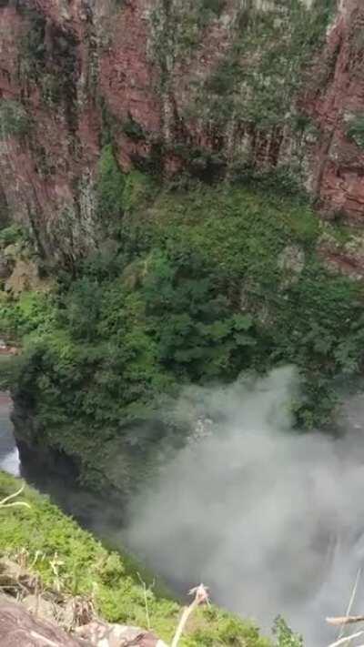 📌Jatobá Waterfall city of Vila Bela da Santíssima Trindade state of Mato Grosso. ▫️250 meters high. The largest in Mato Grosso.
