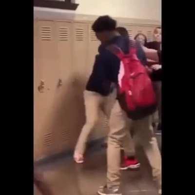 The kid dancing tho...