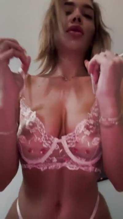 Alexa Sweet (@iamalexxasweet)