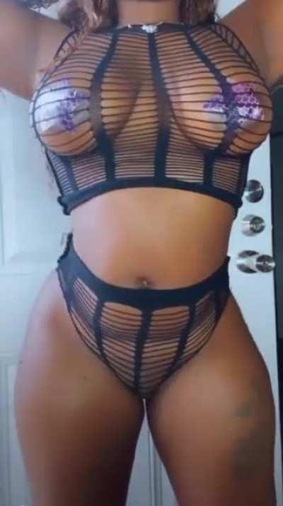 “Do you like my body? (@who.layaa)”