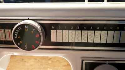 Ich bin nicht sicher ob es hierher gehört: Ist das eine uralte Schutzfolie oder eine Art Lack? (Nähmaschine Victoria 753n)