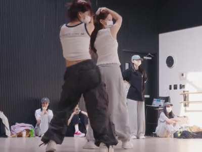 251003 - Nayeon and Momo learning their Lollapalooza dance break