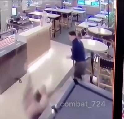 Restaurant worker uses boxing skills and swiftly drops violent customer