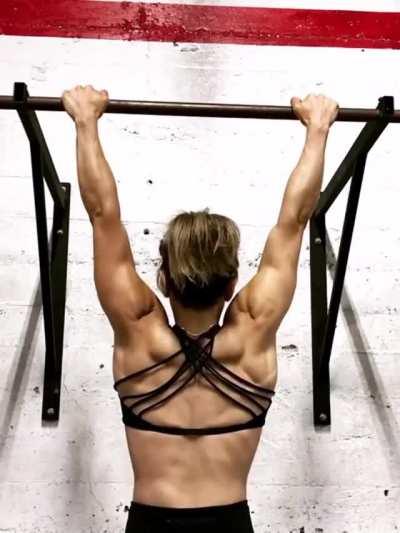 Artist and weightlifter Elizabeth Halen [gif]