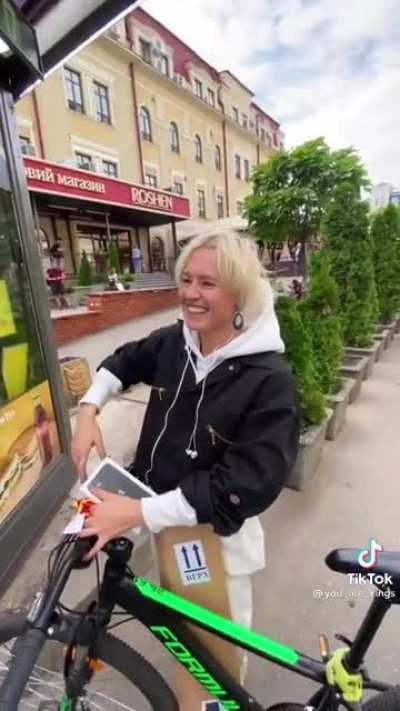 This bro giving this woman a phone she desperately needs