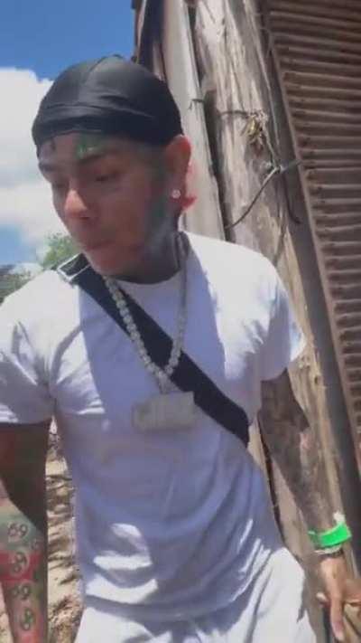 Rapper 6ix9ine gives away $50,000 to a random Mexican family that are Poor